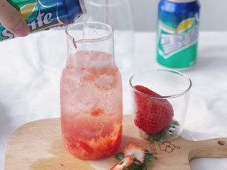 4、草莓气泡饮,倒入一瓶雪碧