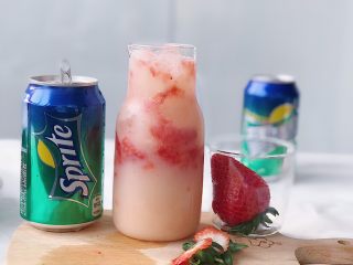 6、草莓气泡饮,草莓气泡饮料就做好啦