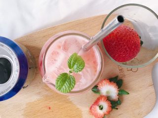 7、草莓气泡饮,点缀一朵万能薄荷