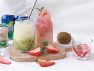 10、草莓气泡饮,猕猴桃气泡饮同样的制作方法