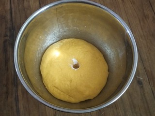 4、南瓜玫瑰馒头。,用手沾点面粉搓个小孔，不会回收的状态就好。