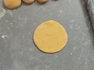 7、南瓜玫瑰馒头。,用擀面杖擀成面片