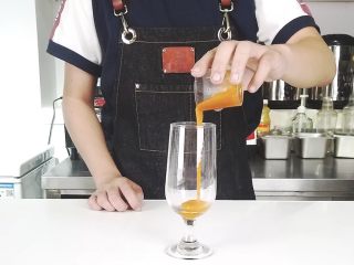 2、简单制作解渴冷饮，网红水果气泡水,取冷饮杯，倒入橙子果汁