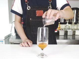 3、简单制作解渴冷饮，网红水果气泡水,倒入竹蔗冰糖糖浆