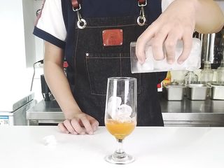 4、简单制作解渴冷饮，网红水果气泡水,倒入适量冰块