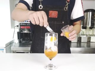 5、简单制作解渴冷饮，网红水果气泡水,加入几个新鲜橙子果肉