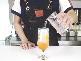 6、简单制作解渴冷饮，网红水果气泡水,沿冰块倒入气泡水
