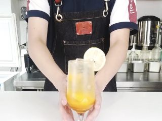 7、简单制作解渴冷饮，网红水果气泡水,装饰即可