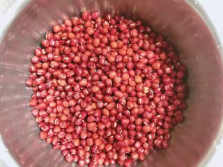1、玫瑰花蜜红豆沙,准备好红豆，需提前侵泡6-8小时。