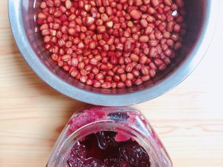 2、玫瑰花蜜红豆沙,红豆提前一夜侵泡，早上直接使用最佳。准备好侵泡好的红豆、玫瑰花蜜。