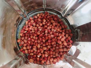 3、玫瑰花蜜红豆沙,将红豆放入破壁机中。