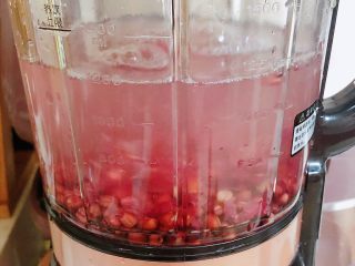 5、玫瑰花蜜红豆沙,再加入1000ml水。