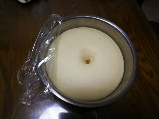 1、花样馒头-熊猫馒头,酵母用温水化开，与面粉白糖混合，和成光滑的面团。盖保鲜膜发酵至约2倍大。手指蘸干面粉插入面团洞不回缩就可以了。