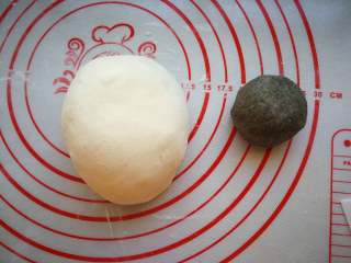 4、花样馒头-熊猫馒头,取少量的面团与黑芝麻粉或竹炭粉揉匀，我是用的黑芝麻粉，用竹炭粉的话少放一点就可以。