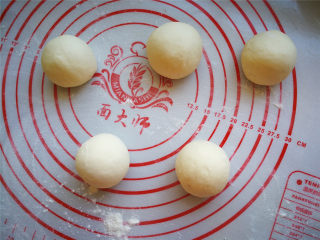 5、花样馒头-熊猫馒头,白色面粉分成50g左右的小面团，揉圆。