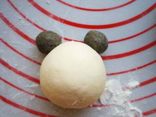 6、花样馒头-熊猫馒头,黑色面团揉两个小圆球做熊猫的耳朵。