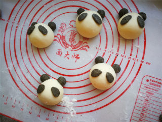 8、花样馒头-熊猫馒头,同样的方法做好所有熊猫。