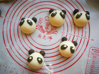 9、花样馒头-熊猫馒头,白色面团揉很小的小圆球摁扁，粘到熊猫的眼睛上。