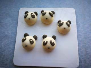 11、花样馒头-熊猫馒头,室温醒发至面团饱满。
