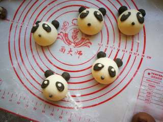 10、花样馒头-熊猫馒头,黑色面团再揉红豆大小的球球做熊猫的嘴巴。