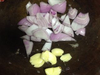 3、荷香卤鸡腿,蒜拍扁、洋葱切块