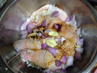 4、荷香卤鸡腿,鸡腿入盆加盐1克、白糖10克、白胡椒粉1克、生抽1大勺、老抽1小勺、料酒1汤匙和蒜瓣、洋葱