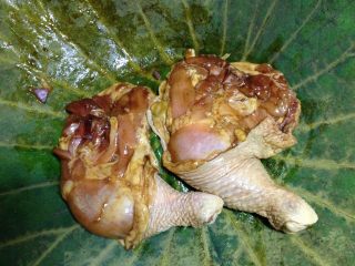 6、荷香卤鸡腿,鲜荷叶用淡盐水洗净，把腌制好的鸡腿放在荷叶里