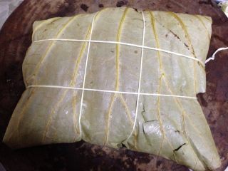8、荷香卤鸡腿,用荷叶把 鸡腿包严了，用细绳子捆好