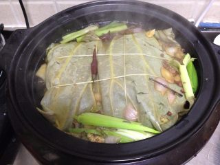 12、荷香卤鸡腿,最后加清水盖过荷叶包，加盖炖煮至结束