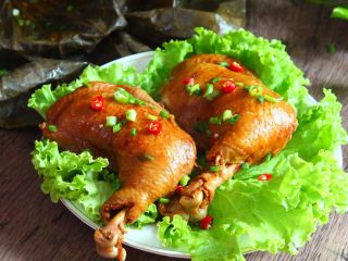 13、荷香卤鸡腿,取出荷叶包， 即可品尝。