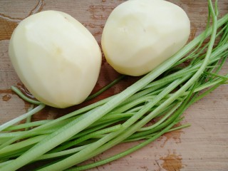 1、芹菜烧土豆,准备土豆去皮，芹菜摘掉叶子