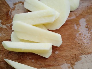 3、芹菜烧土豆,土豆切片再切成粗条