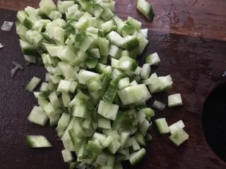 1、蝶形蔬菜蛋炒饭,黄瓜切成末