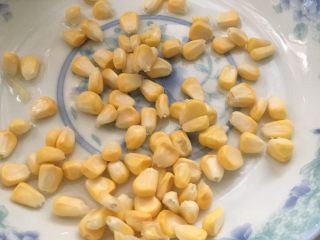 3、蝶形蔬菜蛋炒饭,玉米剥好备用