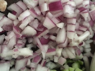 4、蝶形蔬菜蛋炒饭,洋葱切成丁