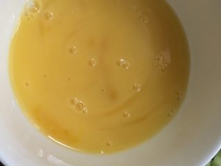 5、蝶形蔬菜蛋炒饭,鸡蛋打入碗里