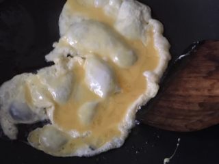 6、蝶形蔬菜蛋炒饭,锅里烧油，先煎鸡蛋
