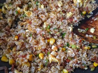 13、蝶形蔬菜蛋炒饭,加盐和味极鲜炒透，鸡蛋捣碎，翻炒几分钟就好了