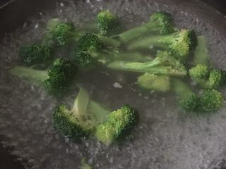 15、蝶形蔬菜蛋炒饭,西兰花用水煮熟，水里加盐可以保证蔬菜一直都是绿绿的。