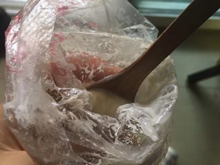 16、蝶形蔬菜蛋炒饭,将沙拉酱放入裱花袋中