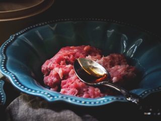 2、皮薄肉嫩的 纯肉烧卖,肉馅内放入料酒