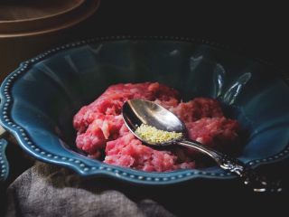 3、皮薄肉嫩的 纯肉烧卖,放入鸡精