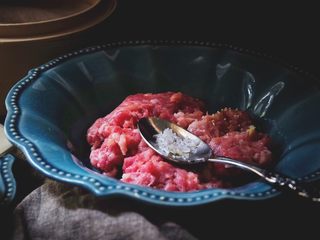 4、皮薄肉嫩的 纯肉烧卖,放入味精