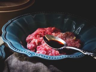 5、皮薄肉嫩的 纯肉烧卖,放入生抽或老抽