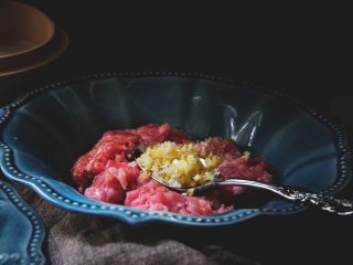 6、皮薄肉嫩的 纯肉烧卖,放入姜末