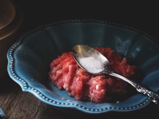 9、皮薄肉嫩的 纯肉烧卖,放入盐