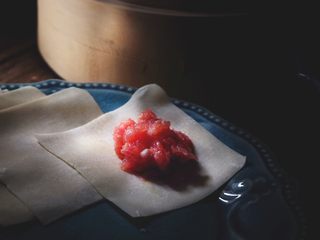 12、皮薄肉嫩的 纯肉烧卖,放上肉馅