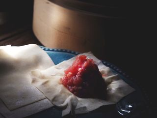 13、皮薄肉嫩的 纯肉烧卖,将云吞皮周边随意捏出点褶皱