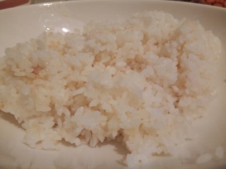 1、炒饭秀什锦蛋炒饭,做米饭时记得少放点水，使米饭口感偏硬，要隔夜米饭，打散备用