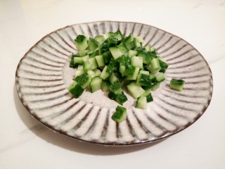 2、炒饭秀什锦蛋炒饭,黄瓜切片，再切成小丁